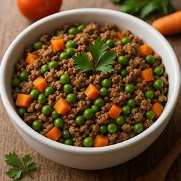 Picadinho de carne em uma tigela com legumes, como cenoura e ervilha, guarnecido com salsa.