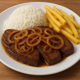Fatias de fígado de boi com cebolas caramelizadas, servidas em um prato branco com arroz e fritas.