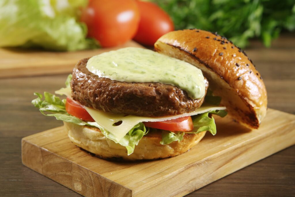 Hambúrguer artesanal com maionese Hellmann’s, queijo, alface e tomate.