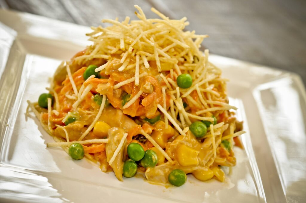 Salpicão de frango com maionese Hellmann’s, legumes e batata palha.