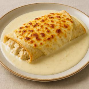 Panqueca de frango cremosa coberta com molho branco e queijo gratinado, servida em travessa.