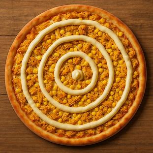 Pizza dourada de frango com Catupiry cremosa e milho verde sobre base de massa fina.