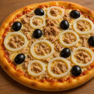 Pizza de atum com queijo derretido, rodelas de cebola e azeitonas pretas sobre massa dourada.