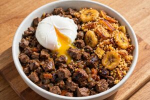 Read more about the article Picadinho de Carne com Farofa de Banana e Ovo Poché