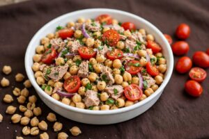Read more about the article Salada de Grão-de-Bico com Atum e Tomatinhos