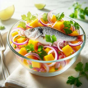 Ceviche de robalo com cubos de manga, cebola roxa e coentro fresco servido em tigela de vidro.