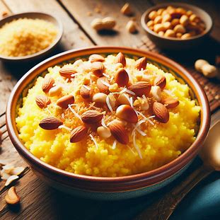 Cuscuz doce amarelo decorado com coco e amendoim por cima.