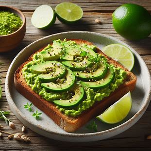 Torrada integral coberta por pasta verde de abacate com toque de limão.