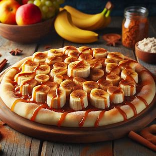 Pizza doce de banana com canela e doce de leite sobre massa dourada.